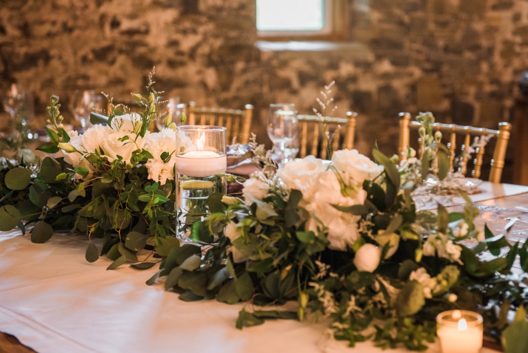 Love Always Photo, headtable tablescape, Honsberger Estate Winery